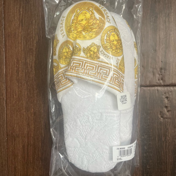 AUTHENTIC and REAL Brand new Versace house slippers UNISEX - Picture 1 of 5